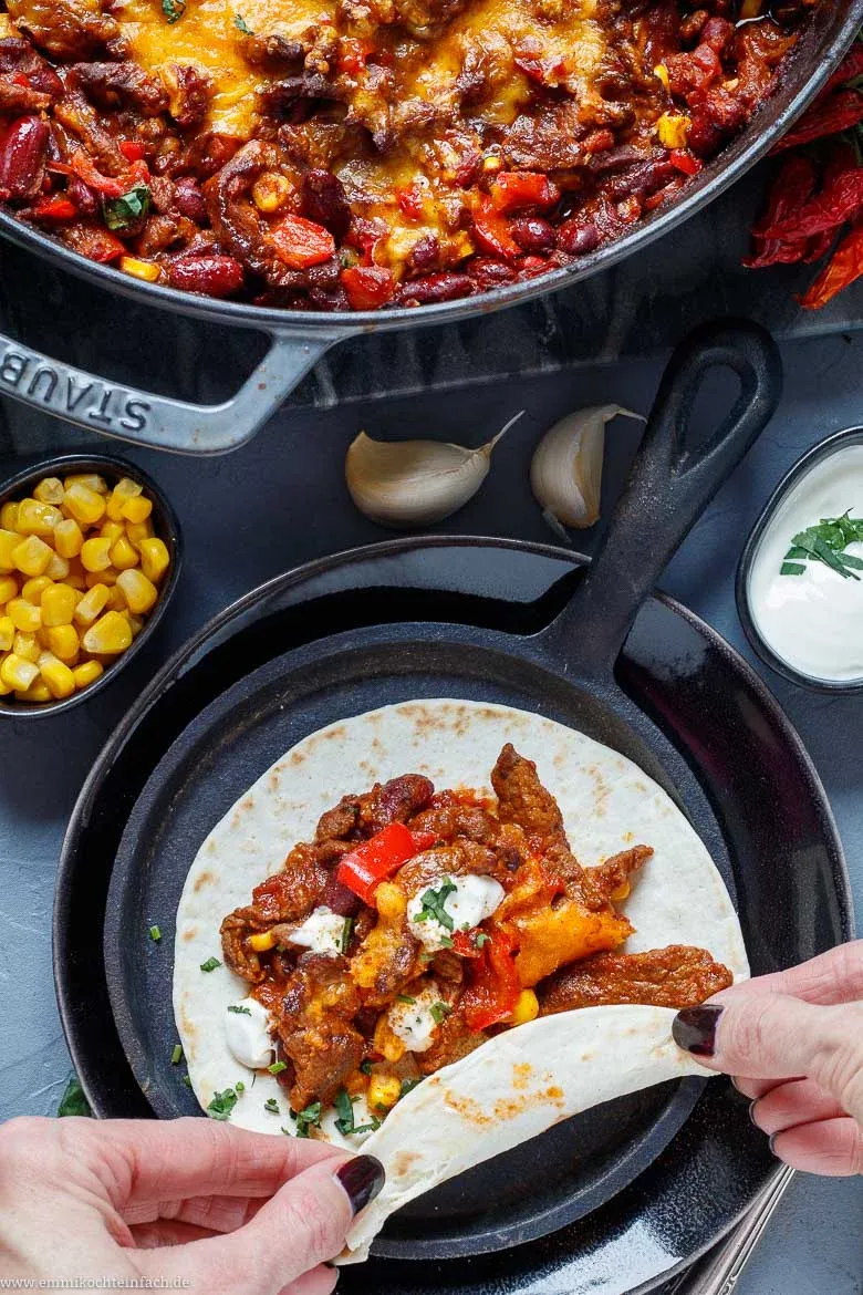 Bunte Tex Mex Steak Pfanne mit frischen Zutaten wie Paprika und Kidneybohnen