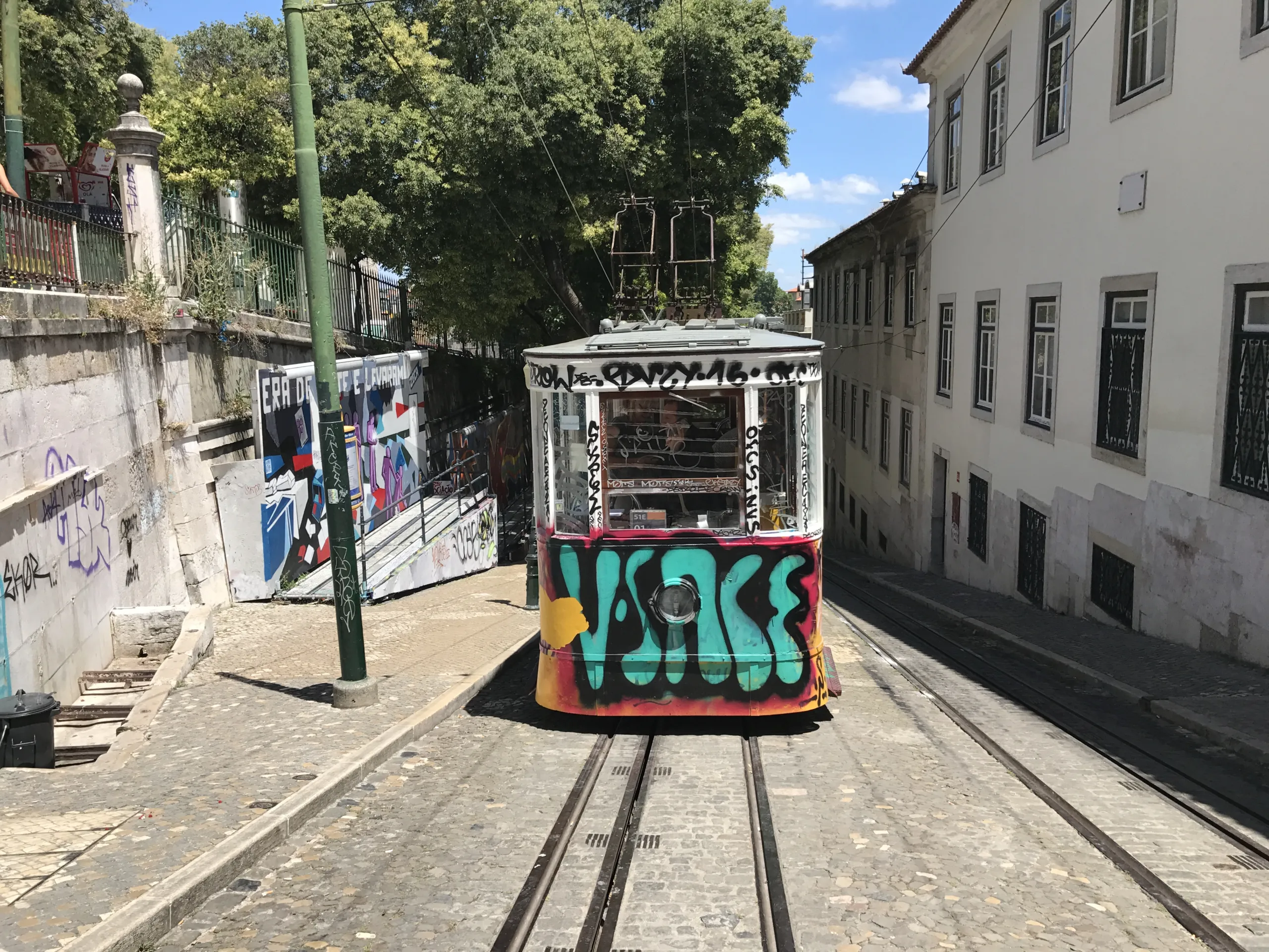 Bunte Tram in Lissabon, die sich durch enge Gassen schlängelt