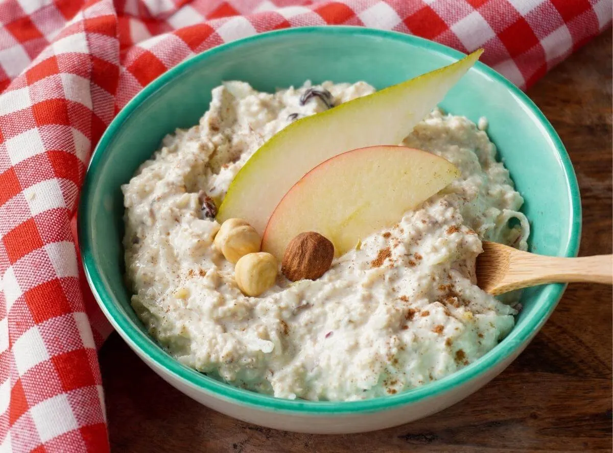 Buntes Müsli mit frischen Beeren und Nüssen in einer Schale