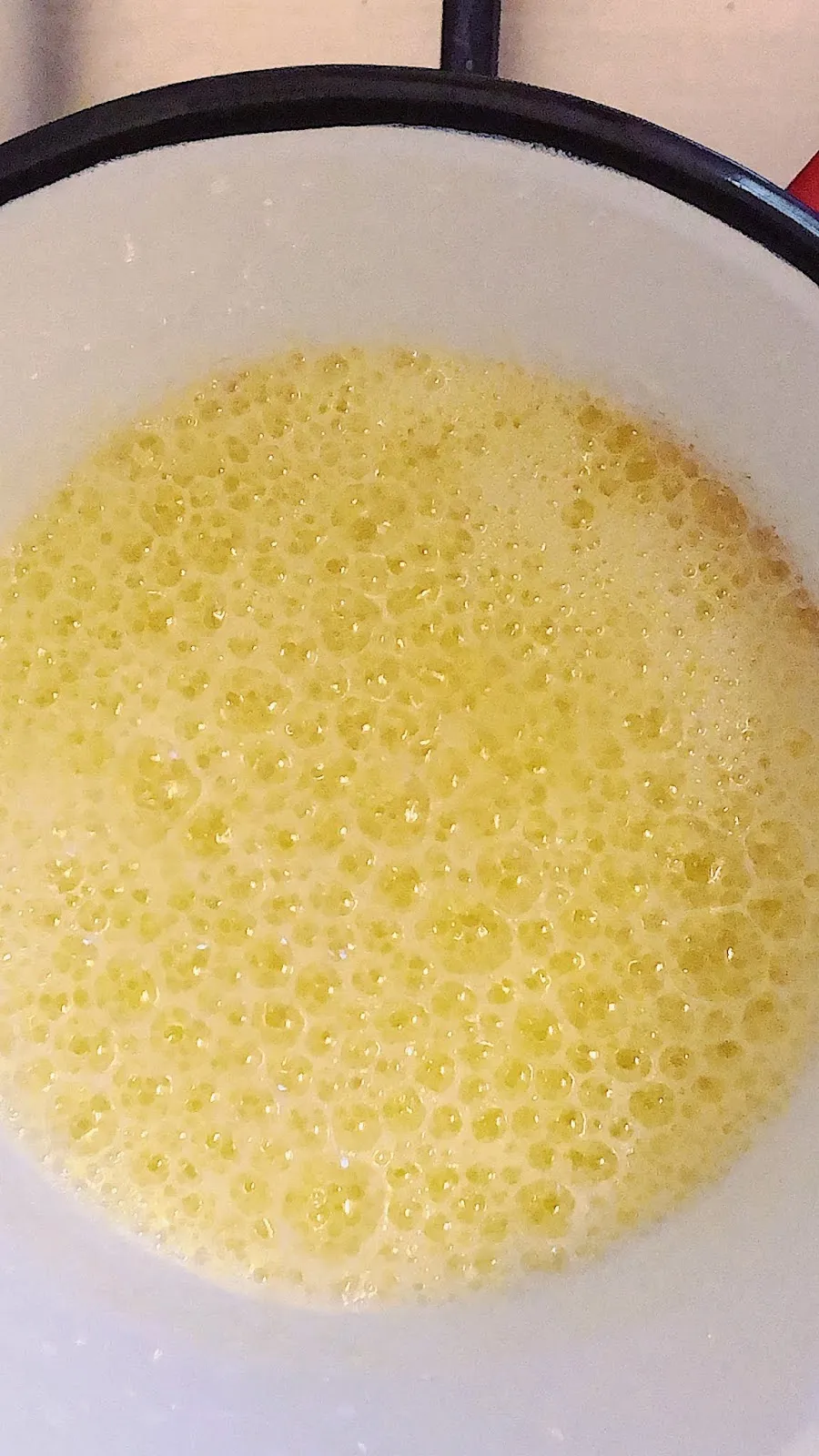 Butter, die in einer Pfanne goldbraun bräunt und dabei schäumt