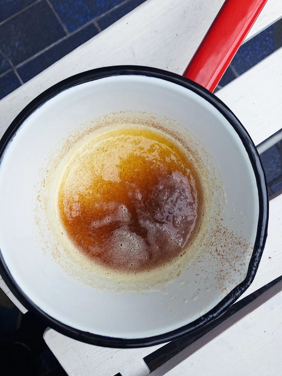 Butter schmilzt und beginnt in einer hellen Pfanne zu schäumen und zu bräunen