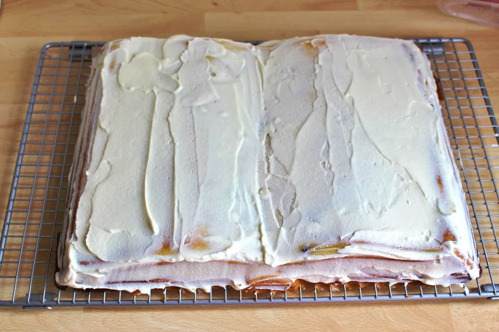 Buttercreme auftragen: Nur auf vollständig erkalteten Kuchen auftragen, um Schmelzen zu verhindern