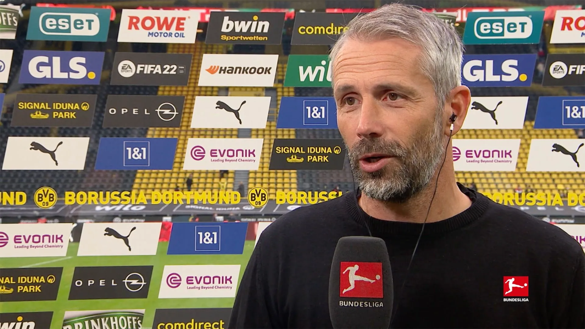 BVB-Trainer Marco Rose gibt Anweisungen während des Spiels gegen Augsburg.