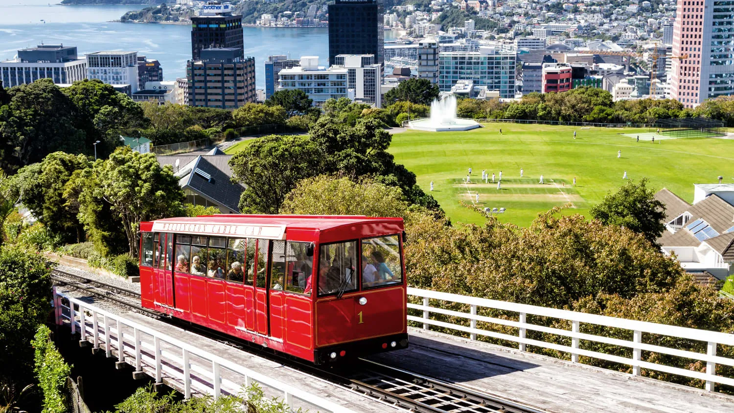 Cable Car fährt auf einem Hügel in Wellington, Neuseeland, mit Blick auf die Stadt und das Meer