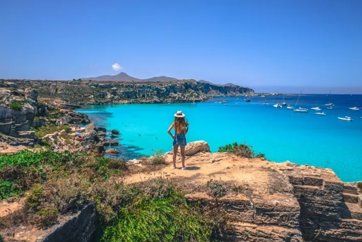 Cala Rossa Bucht und Strand auf Favignana, Italien, mit türkisblauem Wasser und Felsen