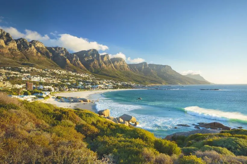Camps Bay bei Kapstadt mit Strand und Tafelberg