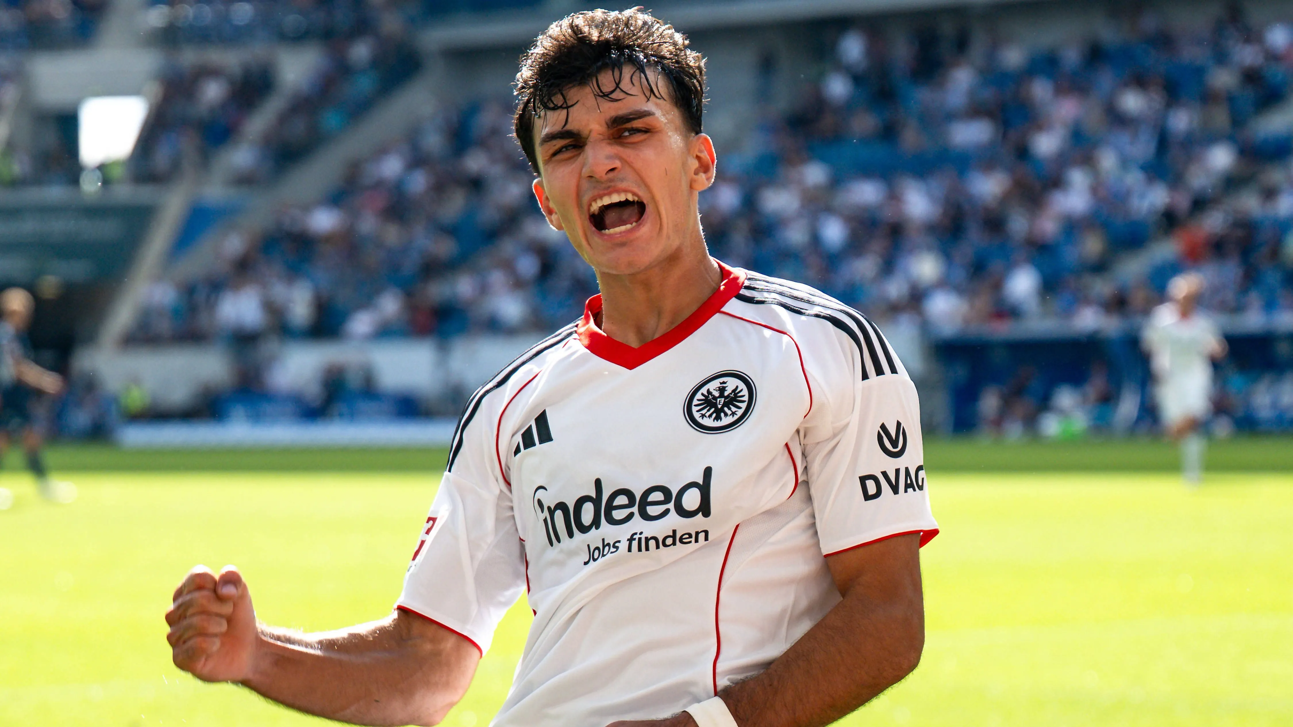 Can Uzun am Ball in einem Spiel für Eintracht Frankfurt