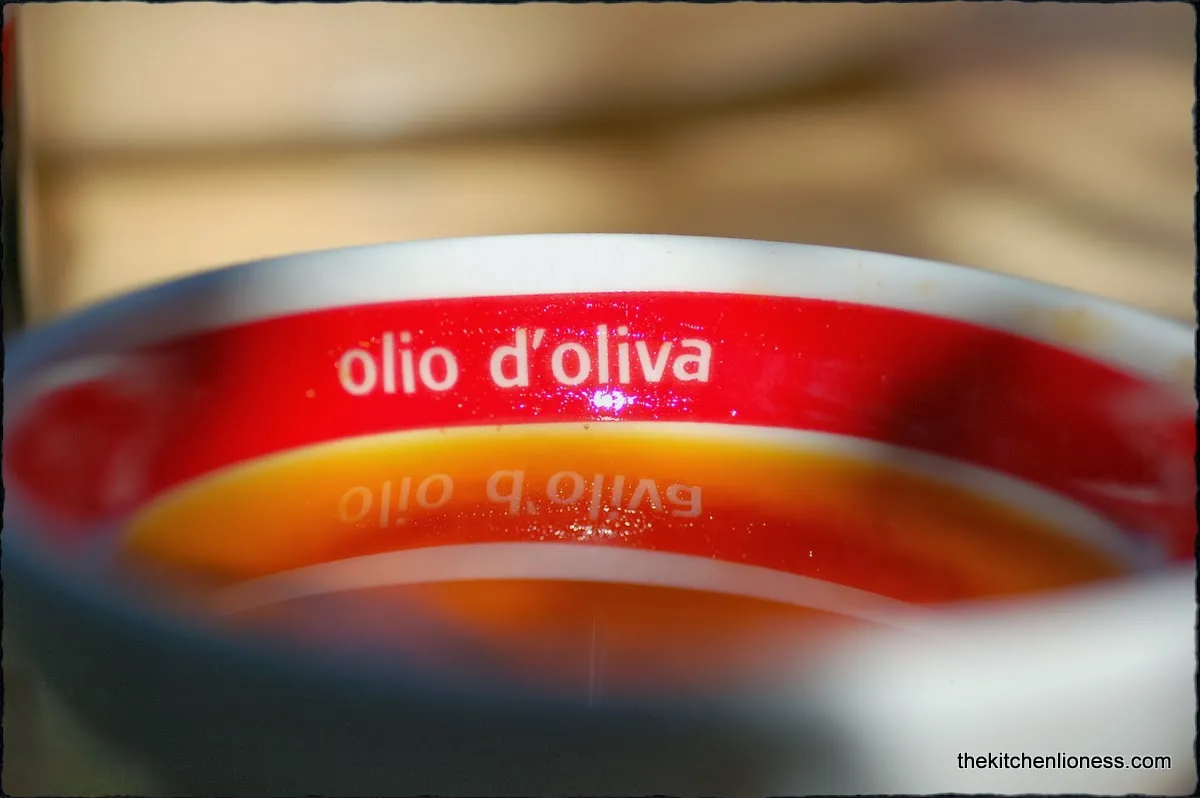 Cannellini-Bohnen-Hummus mit Paprikaöl und Gemüse auf einem Esstisch