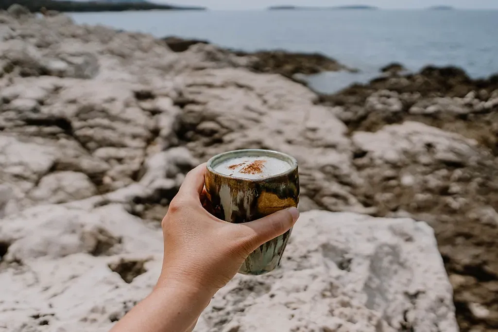 Cappuccino mit Milchschaum beim Camping