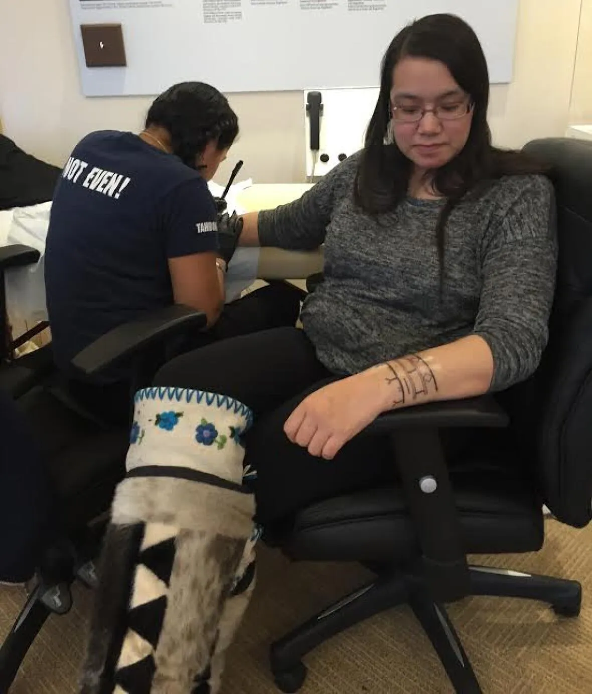 Catherine Niptanatiak ließ sich die Handgelenke mit der traditionellen Handpok-Methode mit Nadel und Tinte tätowieren. „Ich fühle, als hätte ich sie schon immer haben sollen“, sagt sie.