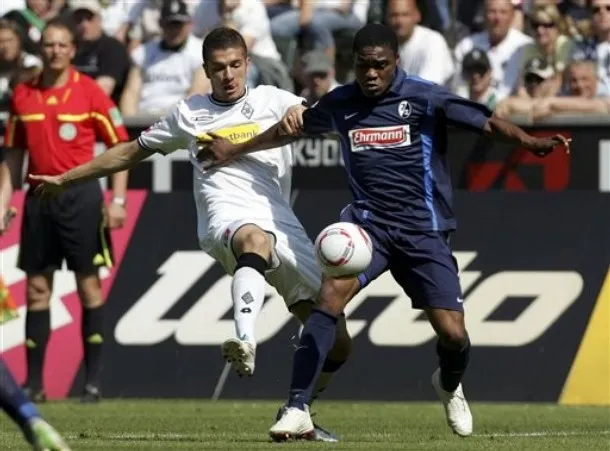 Cédric Makiadi vom SC Freiburg im Zweikampf mit Roman Neustädter von Borussia Mönchengladbach
