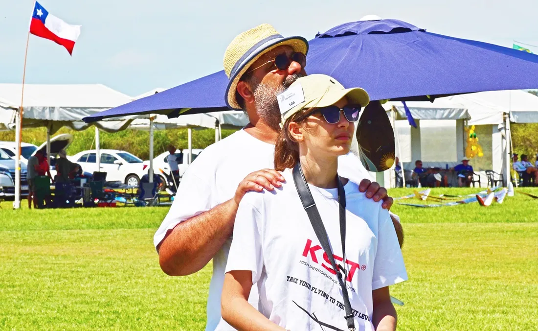 Charlotte Mahmoudi aus Deutschland, eine junge Teilnehmerin im F5J-Wettbewerb