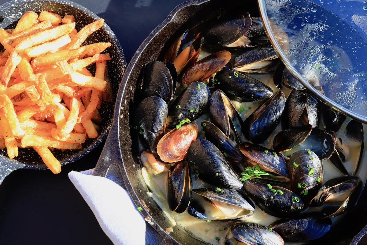 Chef Jaryd Hearns umfangreiche Speisekarte beinhaltet französische Brasserie-Klassiker wie Moules Frites.