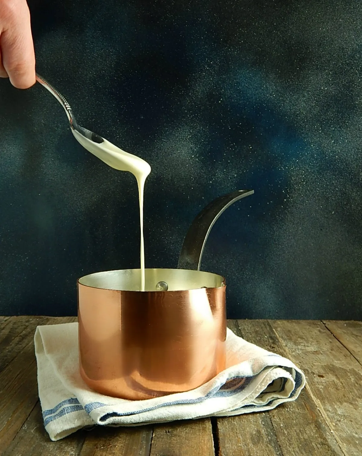 Creme Anglaise oder Vanillesauce, eine klassische Beilage zum Bratapfel.