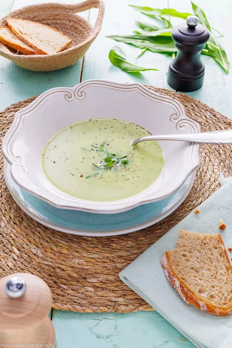 Cremige Bärlauchsuppe, verfeinert mit Pfeffer