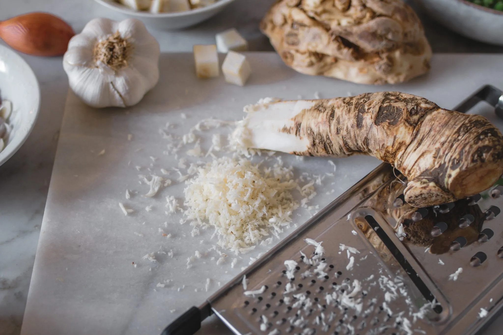 Cremige Erbsen-Kokossuppe mit frischem Meerrettich und Minze, ansprechend angerichtet