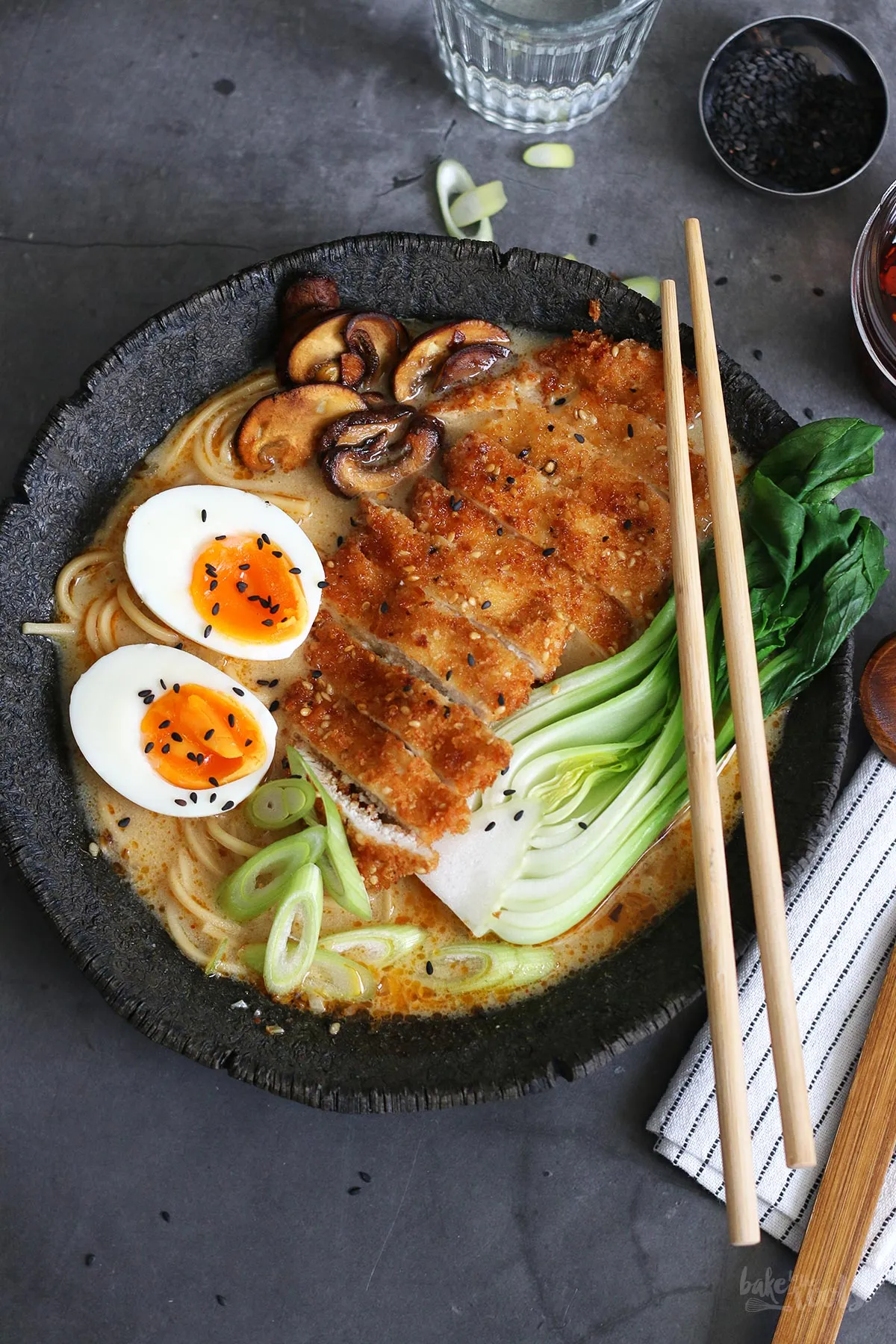 Cremige Miso Ramen mit Hähnchen Katsu