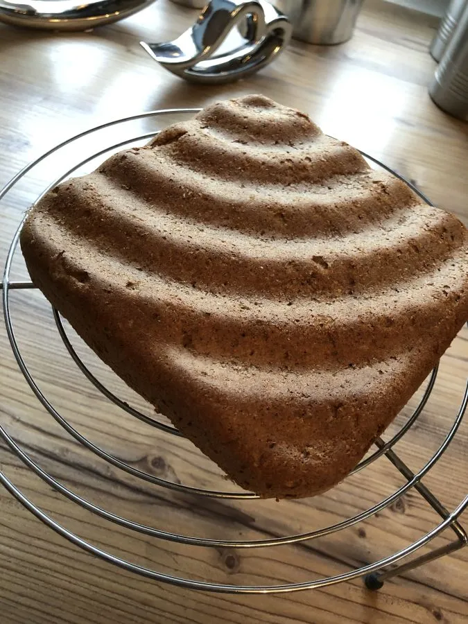 Cremige Quarkmasse mit Orangenfruchtpulver wird für die Füllung zubereitet.