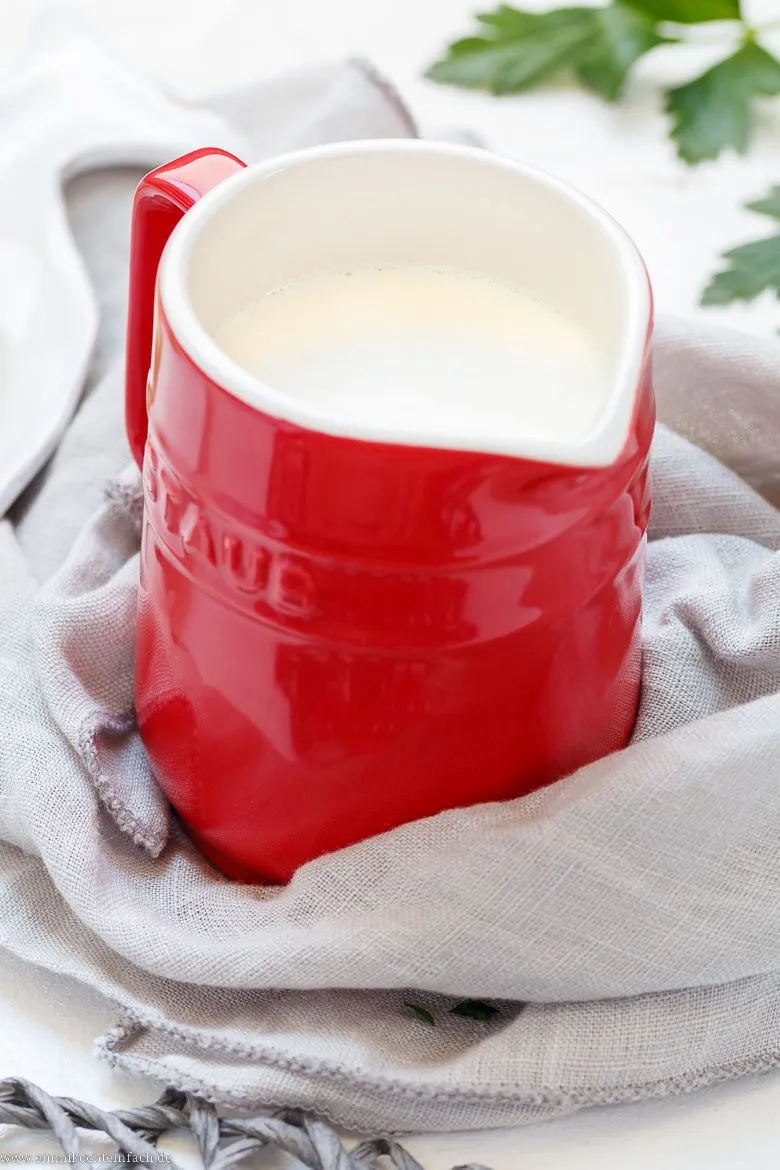 Cremige Sahne, eine Schlüsselzutat für die reichhaltige Lachs Sahne Sauce