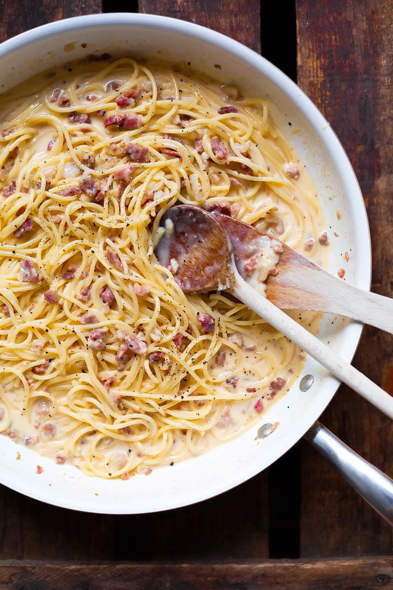 Cremige Spaghetti Carbonara, angerichtet in einer Pfanne, bereit zum Servieren.