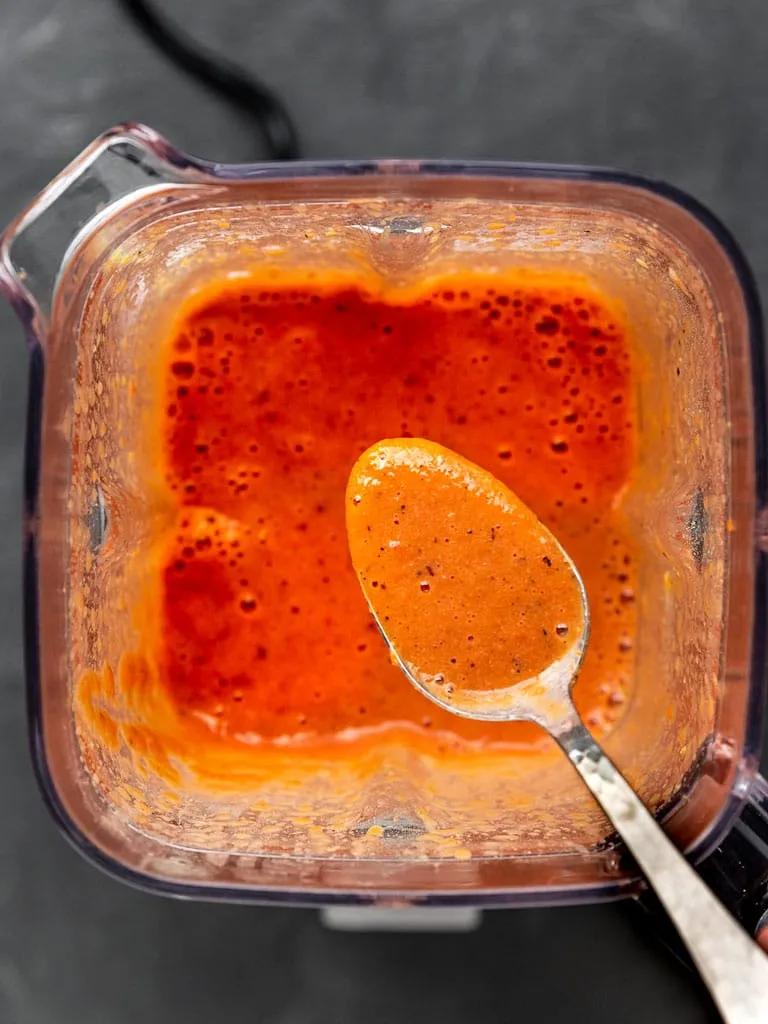 Cremige Tomaten-Sahnesauce in einem Mixer