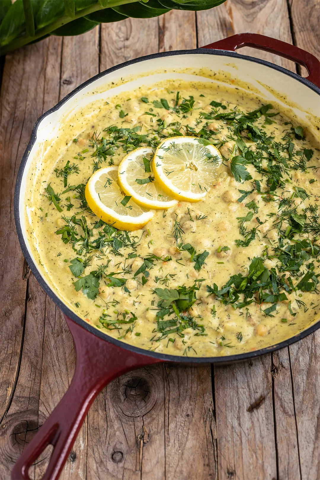 Cremige Zitronen-Kichererbsen-Pfanne, fertig zum Servieren in einer Gusspfanne