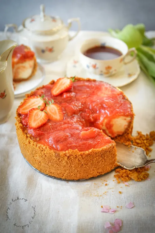 Cremiger Käsekuchen mit Rhabarber- und Erdbeersoße
