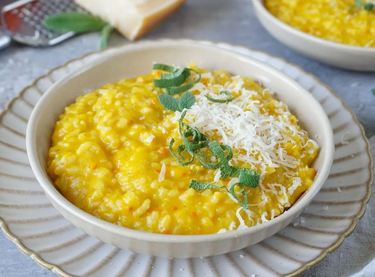 Cremiges Kürbisrisotto mit Salbeiblättern, frisch aus dem Thermomix
