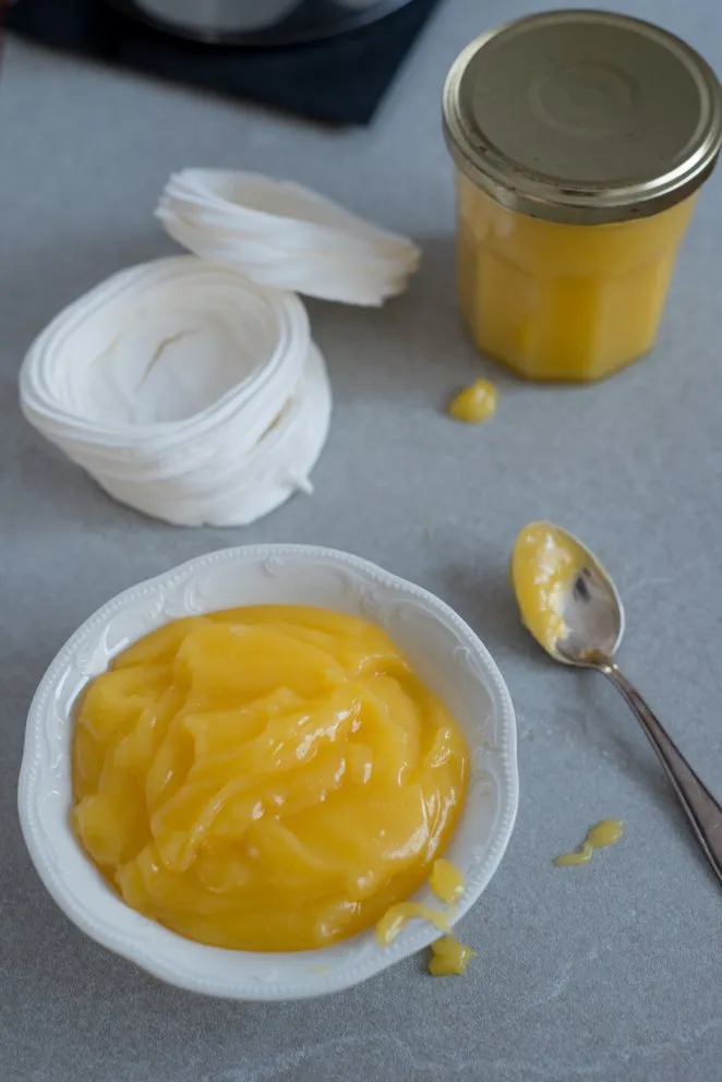 Cremiges Lemon Curd in einer Schale, das die Textur zeigt
