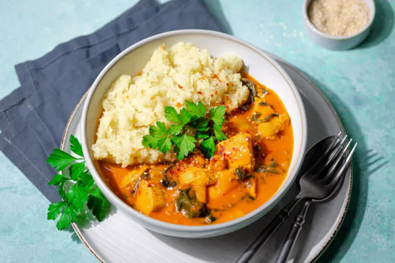 Cremiges Low Carb Tomaten-Kokos-Curry mit Hähnchen, ein schnelles Gericht für Diabetiker