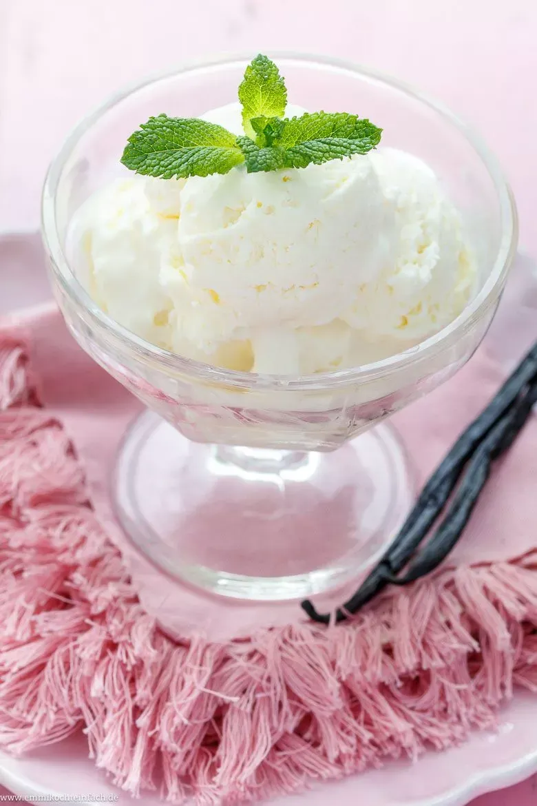 Cremiges Speiseeis ohne Maschine, angerichtet in einer Glasschale mit Löffel, bereit zum Genießen