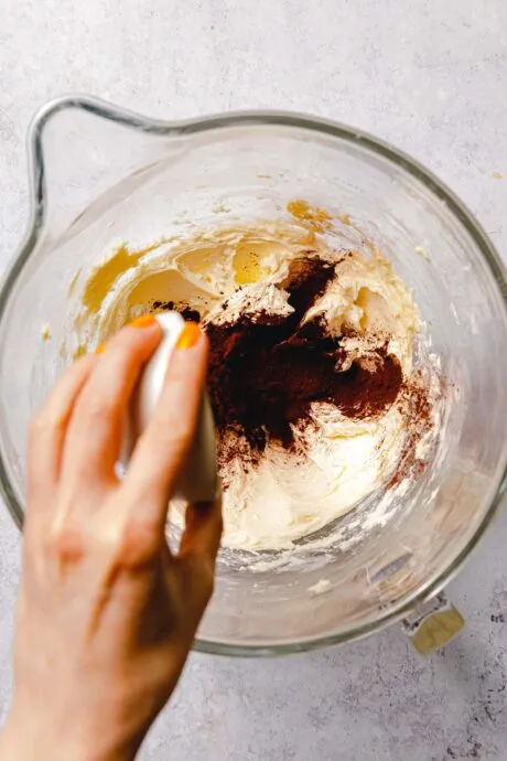 Cremiges veganes Schoko-Frosting in einer Küchenmaschine zubereitet, bereit zum Auftragen