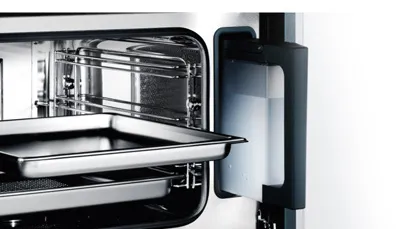 Dampfgarer mit integriertem Wassertank, bereit zur Befüllung