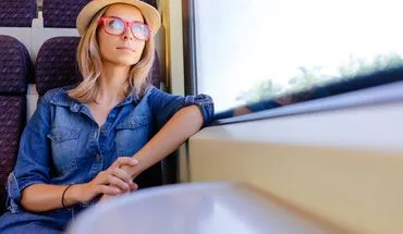 Dampflok fährt durch eine bergige Landschaft