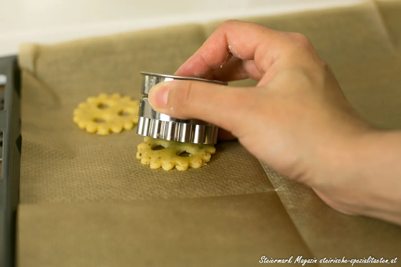 Das Ausstechen der Linzer Augen Kekse mit einer speziellen Form