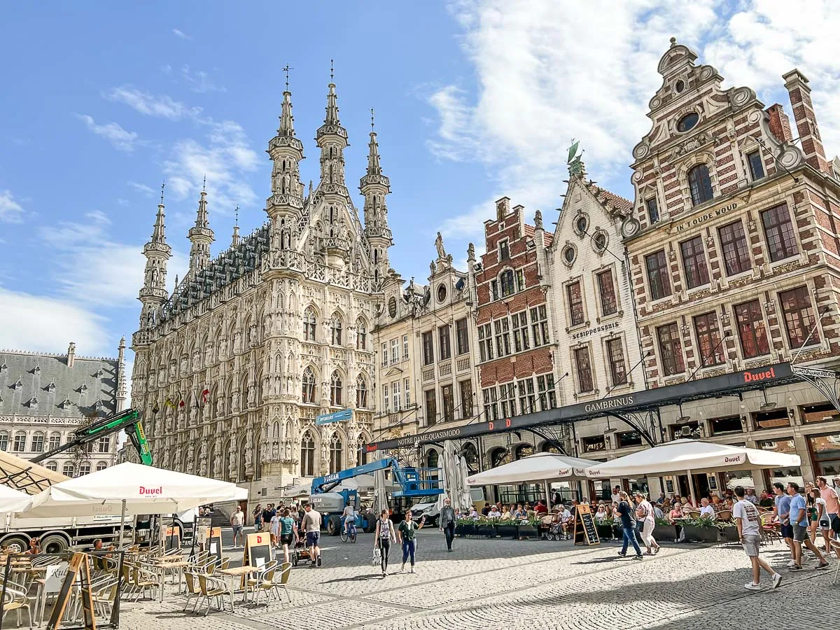 Das beeindruckende historische Rathaus von Leuven, Belgien, bei Tageslicht