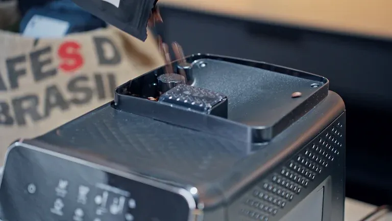 Das Bohnenfach der Philips 2200 Series befindet sich an der Oberseite.