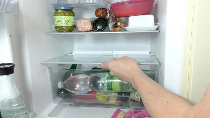 Das Fach wird wieder korrekt in den Kühlschrank eingesetzt.