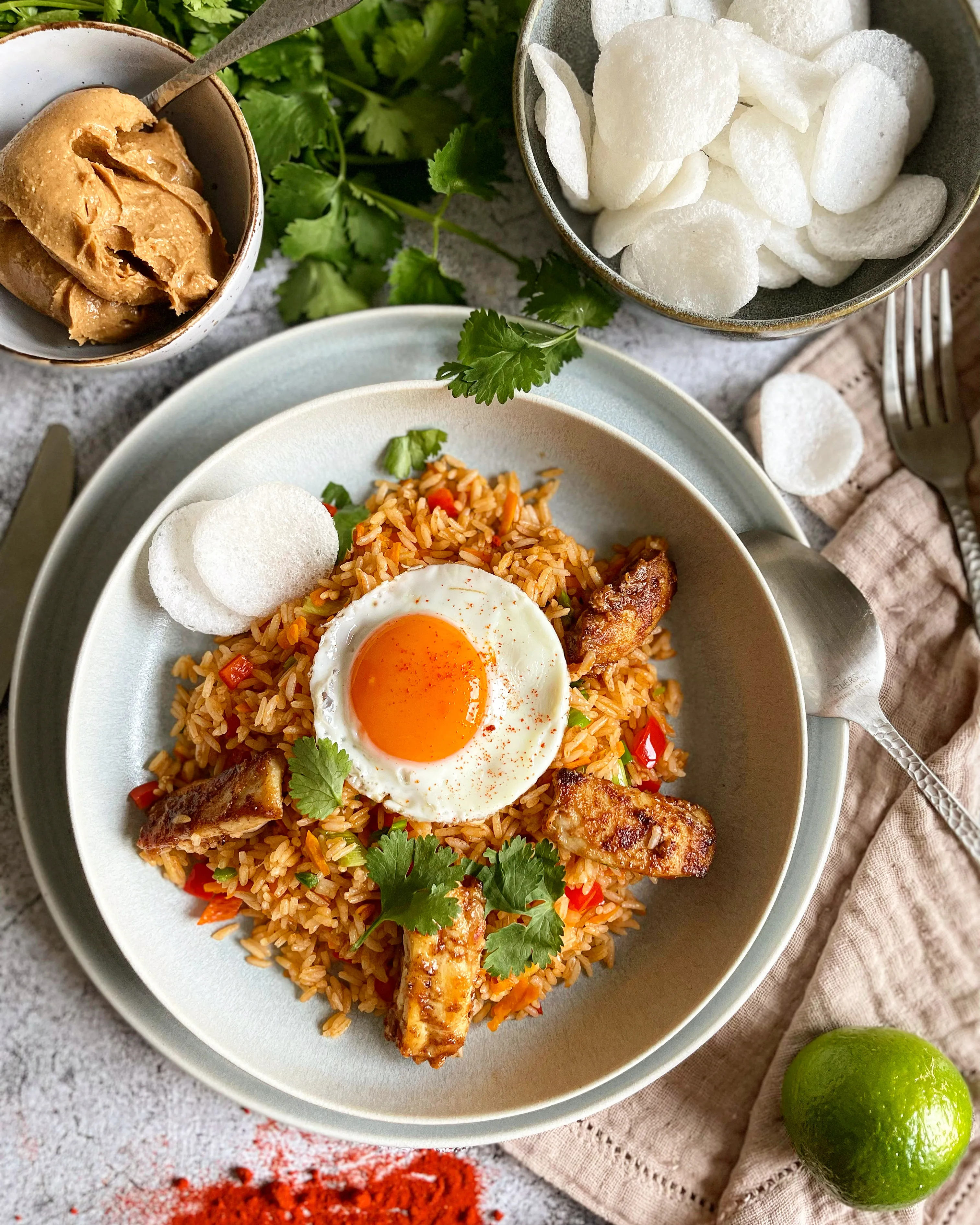 Das fertig angerichtete Nasi Goreng mit den verschiedenen Komponenten