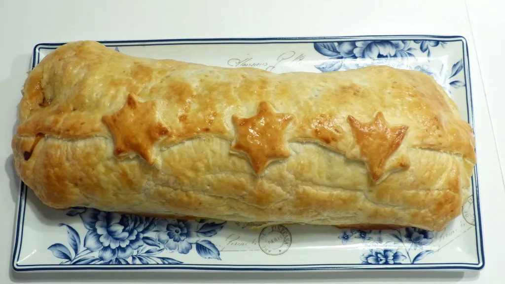 Das fertig gebackene Schweinsfilet im Teig wird frisch aus dem Ofen genommen