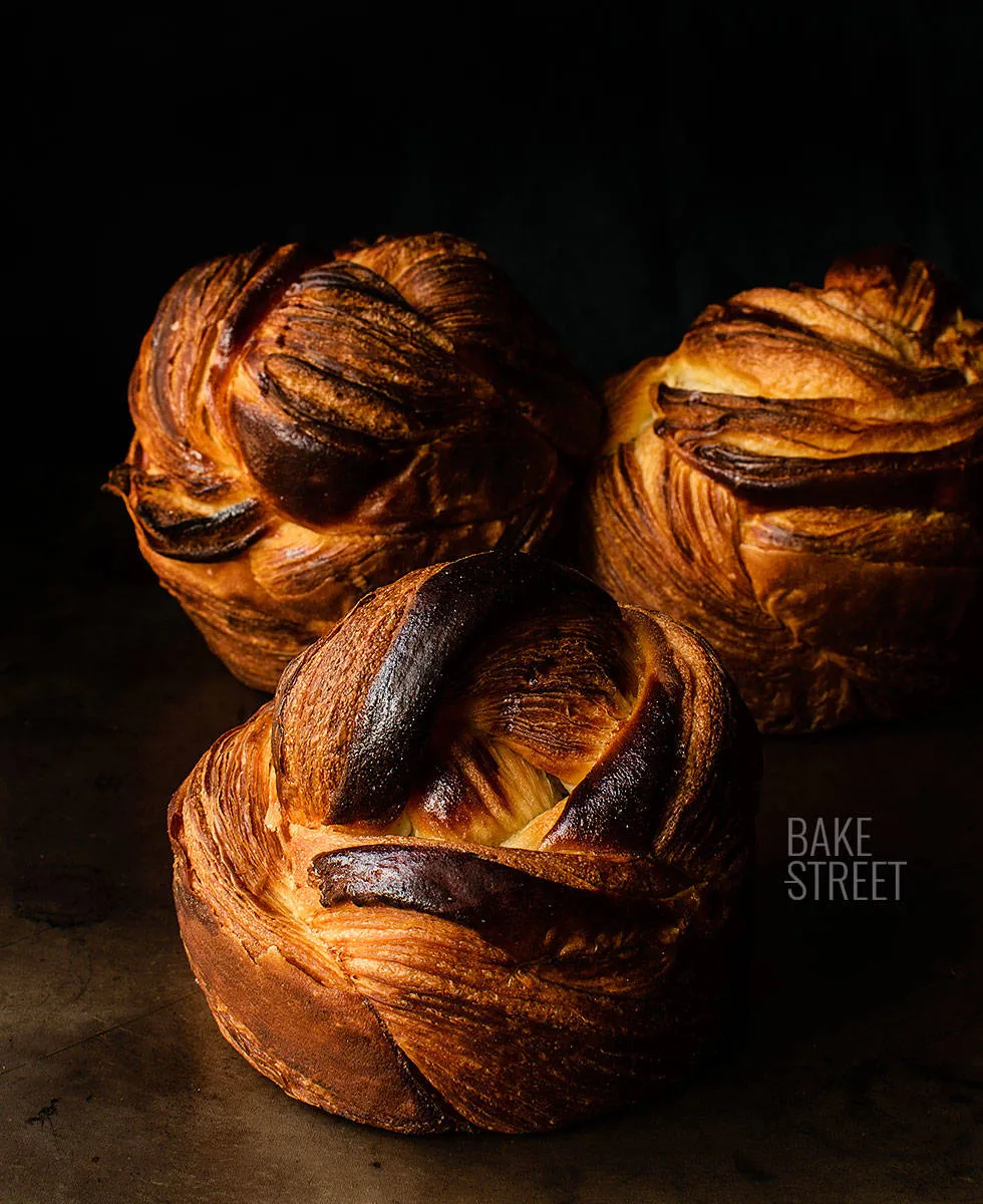 Das fertige Fujisan Brioche Brot, frisch gebacken und bereit zum Anschnitt