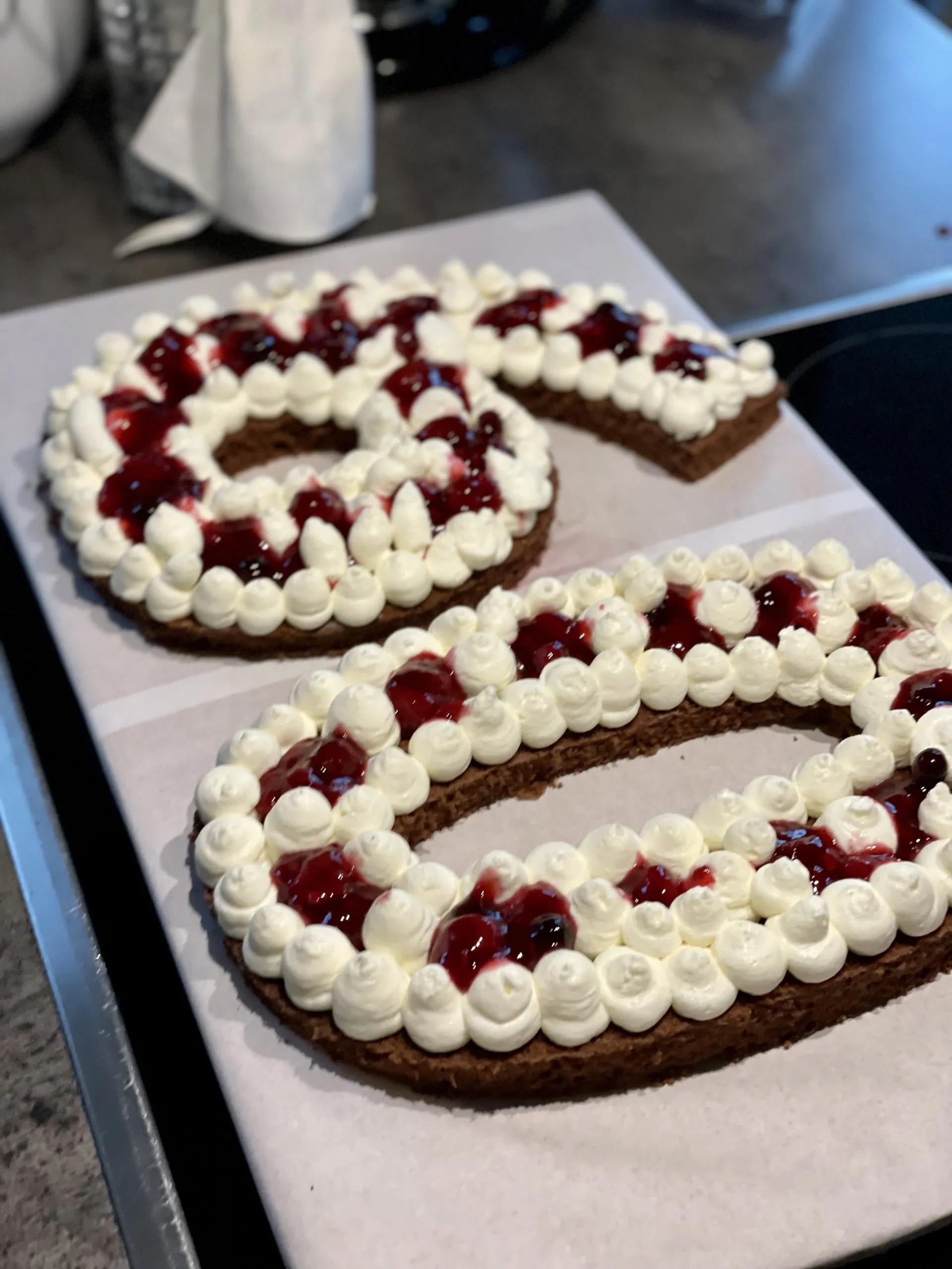 Das gleichmäßige Verteilen der fruchtigen Roten Grütze zwischen den Cremeschichten