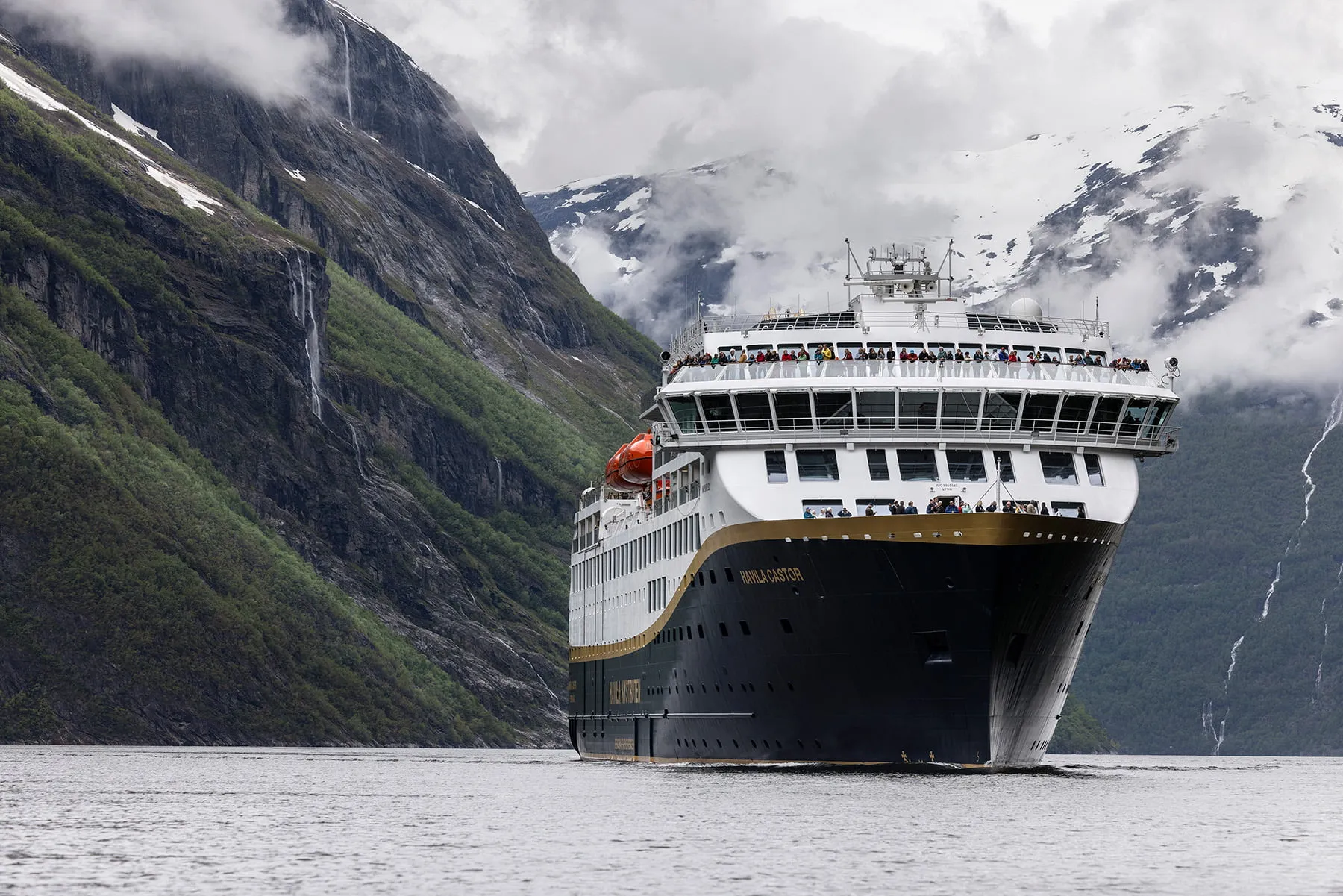 Das Havila Castor Schiff fährt durch den berühmten Geirangerfjord im Sommer