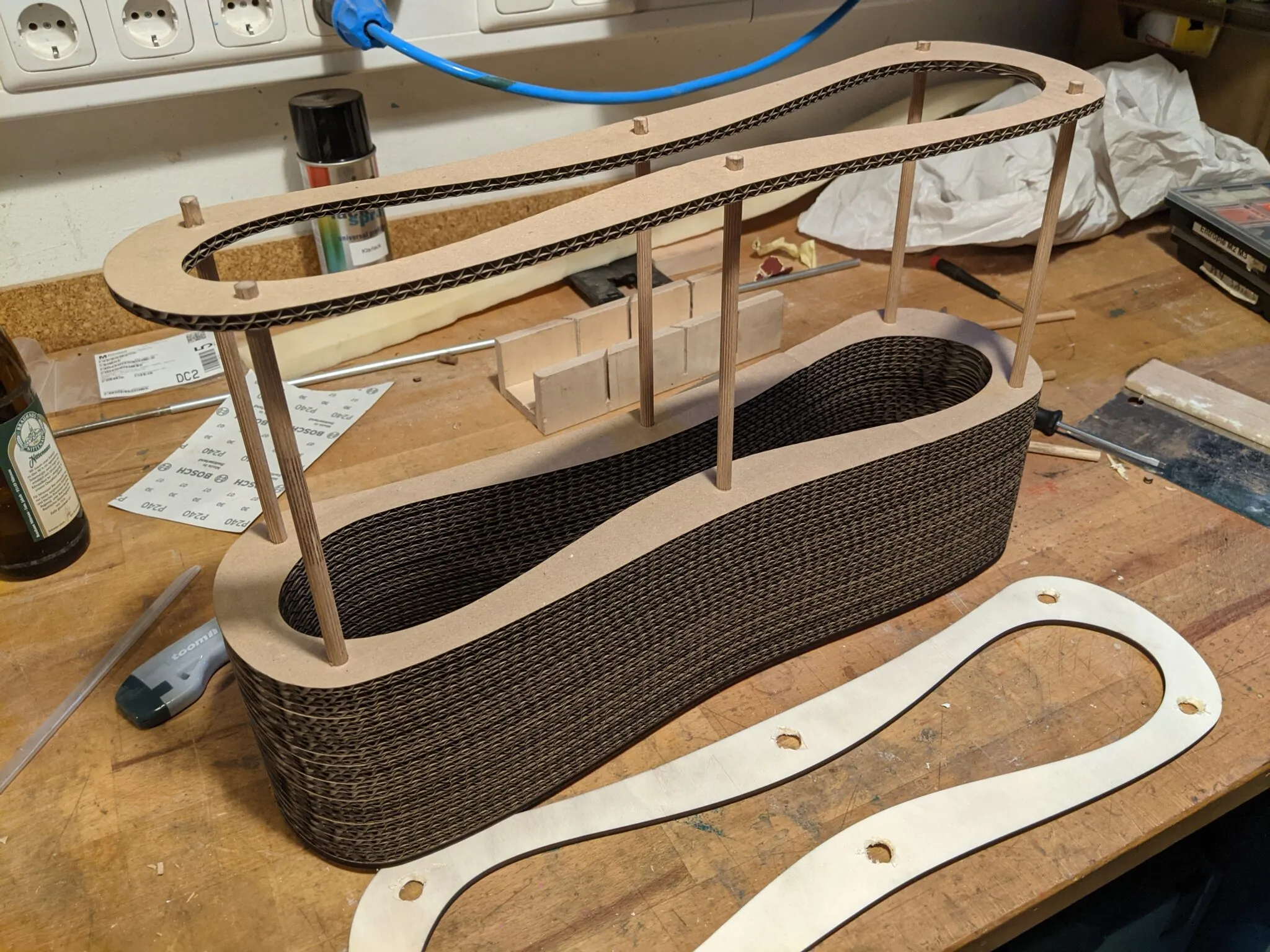 Das Hilfsbrett mit größeren Löchern für gleichmäßige Druckverteilung