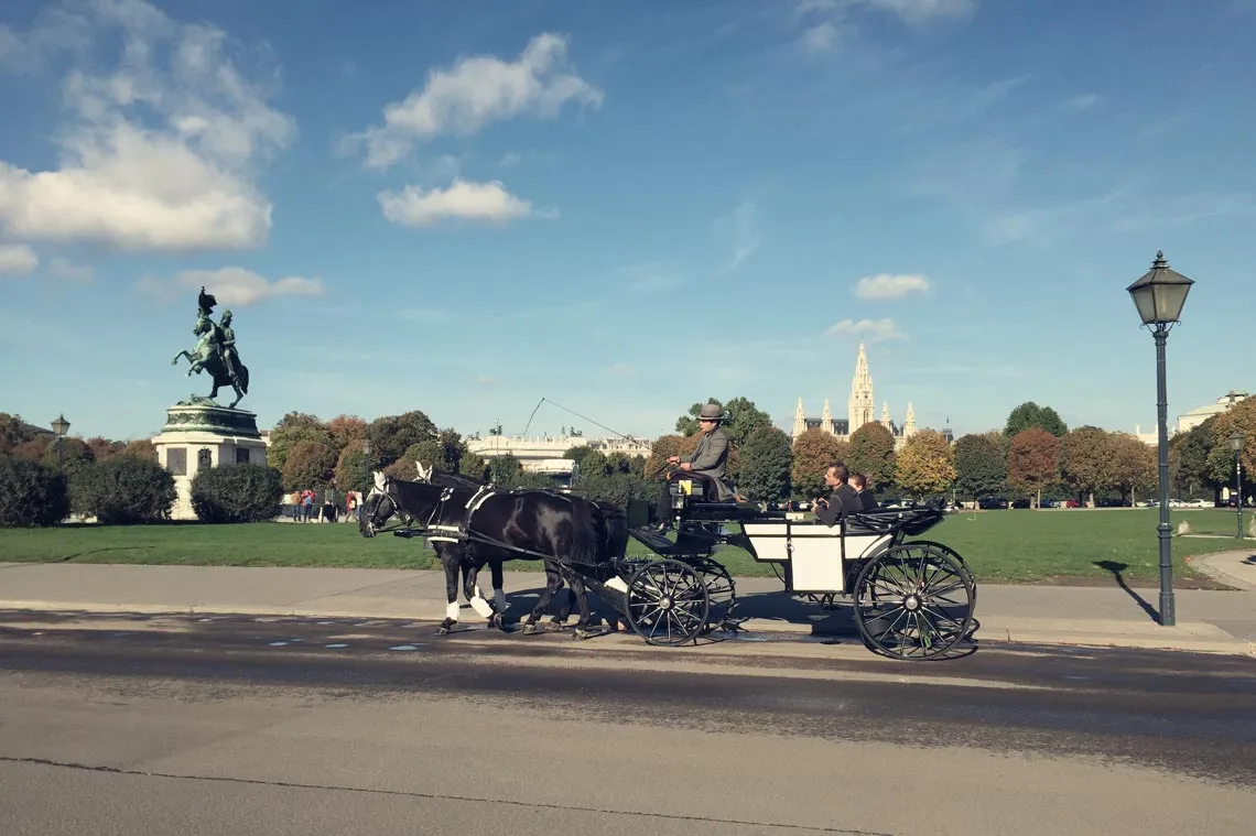 Das historische Schloss Schönbrunn in Wien im Herbst