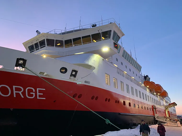 Das Hurtigruten Schiff MS Nordnorge liegt im Hafen von Trondheim vor Anker
