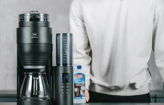 Das LC-Display der Melitta AromaFresh X zeigt an, dass eine Entkalkung notwendig ist