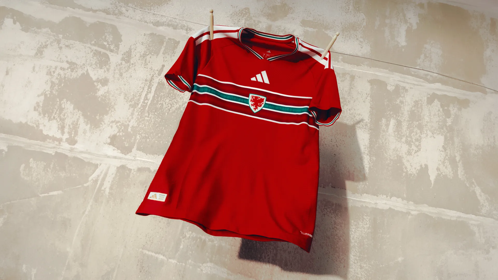Das neue adidas Heimtrikot der walisischen Nationalmannschaft