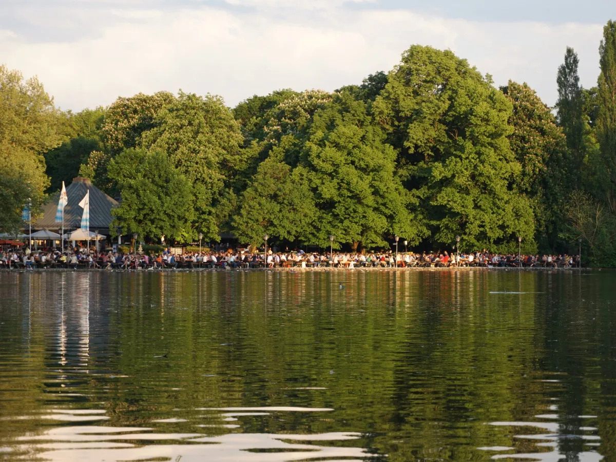 Das Seehaus am Ufer des Kleinhesseloher Sees im Englischen Garten