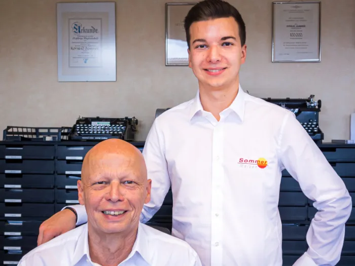 Das Team von Sommer-Reisen, Patrick und Karlheinz Sommer, vor einem Reisebus